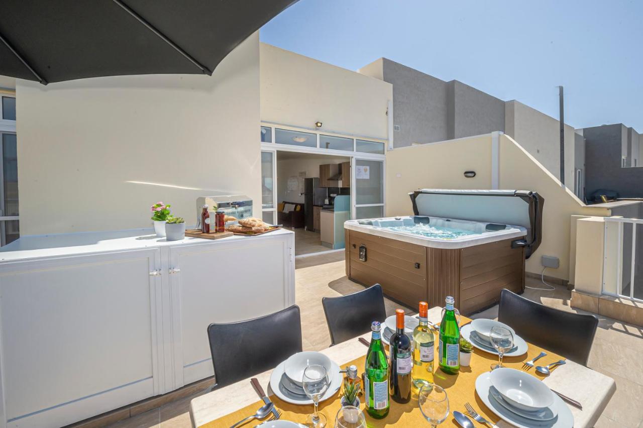 Summer Breeze Penthouse With Private Hot Tub & Terrace With Panoramic Views, By Getawaysmalta Mellieħa Esterno foto